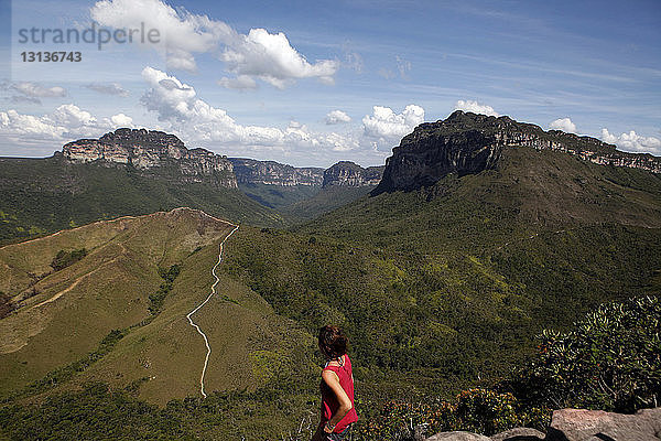 Hochwinkelaufnahme einer Frau  die im Chapada Diamantina-Nationalpark an den Bergen steht