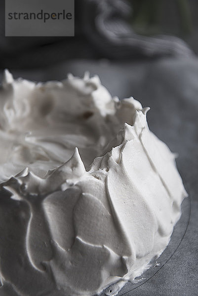 Nahaufnahme von Meringue-Teig auf Pavlova