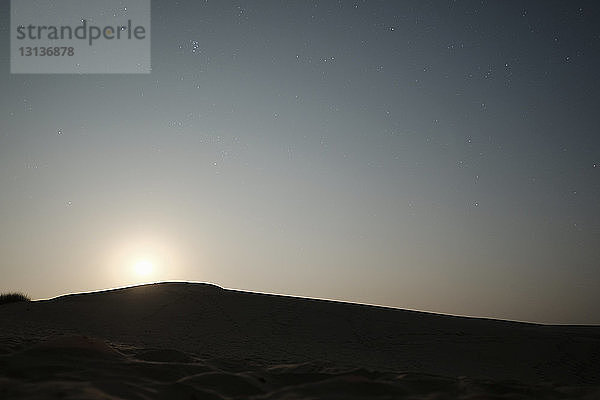 Landschaftliche Ansicht der Silhouette der Thar-Wüste vor klarem Himmel bei Sonnenuntergang