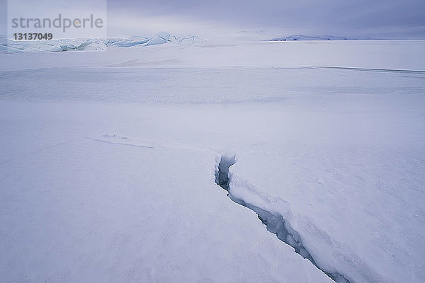 Hochwinkelansicht eines auf See entstandenen Risses auf Ross Island in der Antarktis