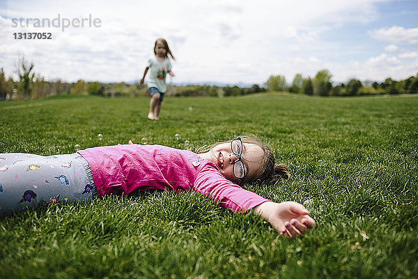 Mädchen genießen auf dem Feld