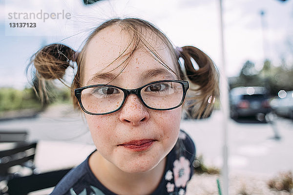 Porträt eines Mädchens mit Brille im Bürgersteig-Café