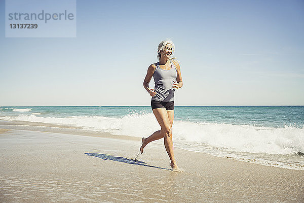 Volle Länge einer reifen Frau  die am Delray-Strand am Meeresufer joggt