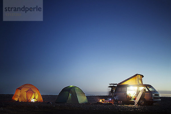 Campingausrüstung am Strand bei strahlend blauem Himmel