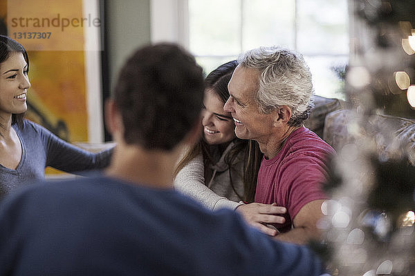 Glückliche Familie feiert Weihnachten zu Hause