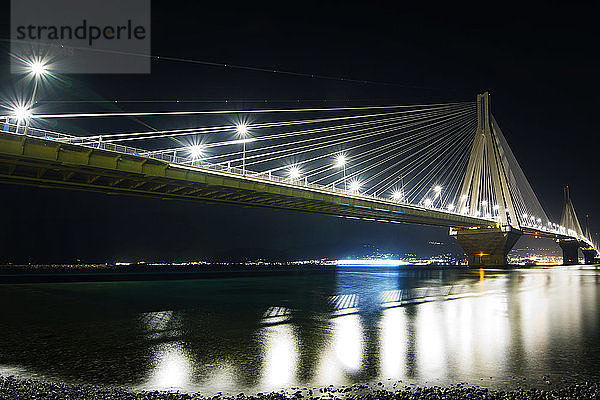 Rio-Antirion-Brücke über das Meer bei Nacht