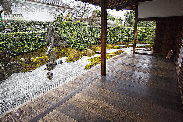 Ansicht des japanischen Steingartens im Tempel