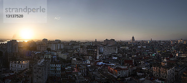 Panoramablick auf Gebäude in der Stadt mit El capitolio gegen den Himmel bei Sonnenuntergang