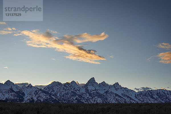 Idyllischer Blick auf schneebedeckte Berge gegen den Himmel