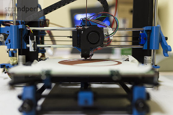 Nahaufnahme eines 3D-Druckers auf einem Tisch im Büro