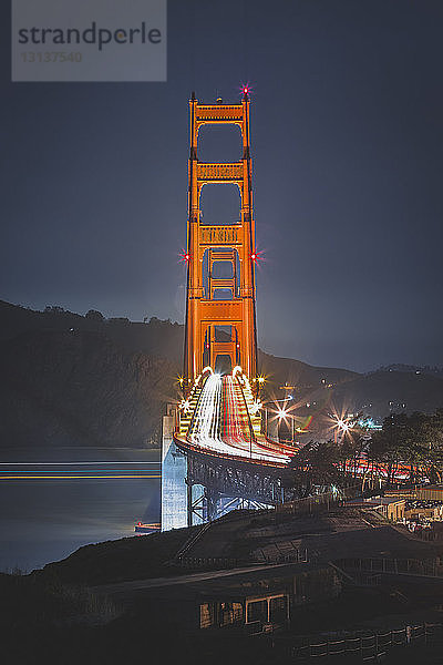 Lichtspuren auf der Golden Gate Bridge gegen den Himmel in der Abenddämmerung