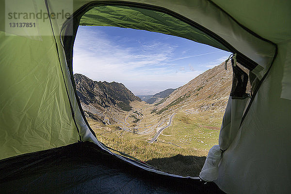 Landschaftliche Ansicht der Berge durch ein Zelt gesehen