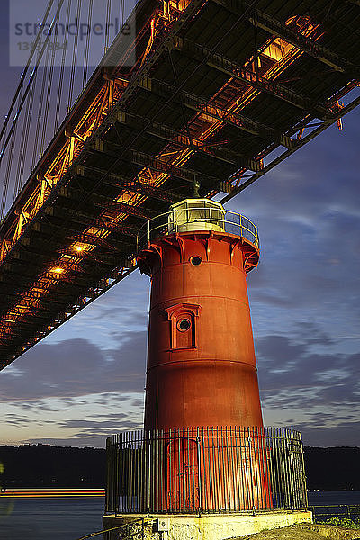 Leuchtturm unter der George-Washington-Brücke in der Abenddämmerung