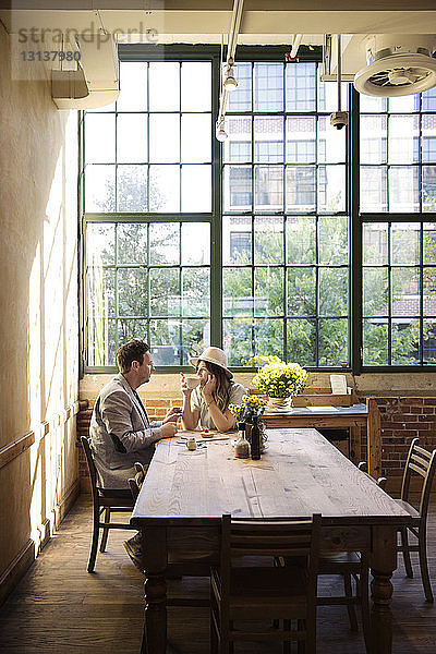 Paar entspannt sich und trinkt Kaffee im Restaurant