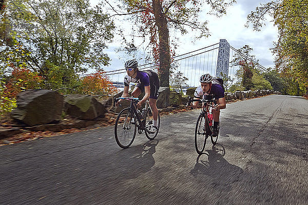 Radfahrer rasen mit dem Fahrrad an der George Washington Bridge