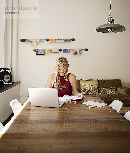 Geschäftsfrau liest Akte im Kreativbüro