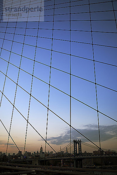 Manhattan Bridge durch die Brooklyn Bridge vor blauem Himmel