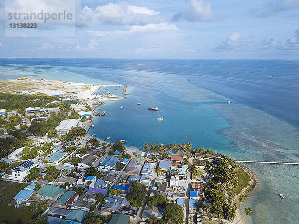 Luftaufnahme von Gebäuden am Meer vor bewölktem Himmel auf den Malediven