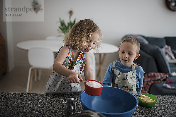 Geschwister bereiten das Essen zu Hause zu