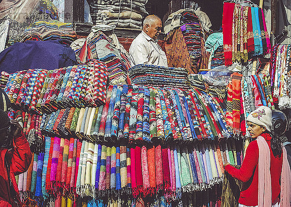 Menschen  die auf dem Markt Schals zum Verkauf anbieten