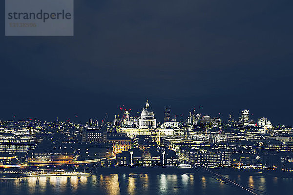 Blick auf die St. Paul's Cathedral inmitten der beleuchteten Stadt an der Themse gegen den klaren Himmel bei Nacht