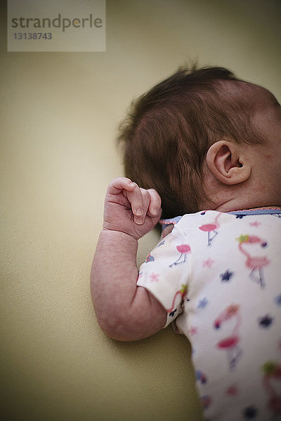 Hochwinkelansicht eines im Kinderbett liegenden Mädchens