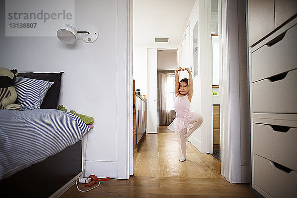 Mädchen übt zu Hause Ballett auf dem Boden