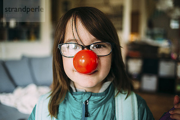 Bildnis eines Mädchens mit Clownsnase