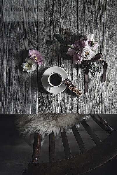 Draufsicht auf Kaffee- und Eiweißbar mit Blumen auf Holztisch