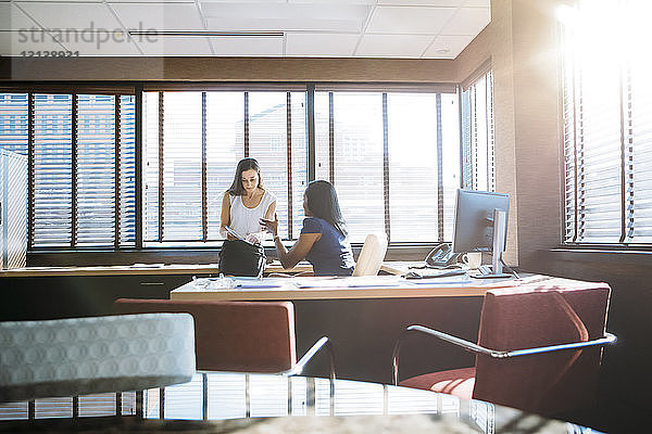 Geschäftsfrauen diskutieren Berichte im Amt