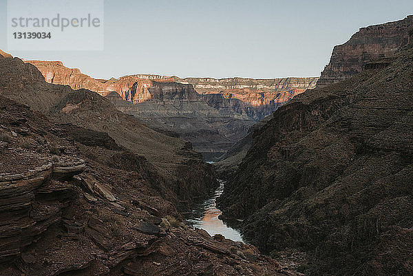 Blick auf den Fluss inmitten der Berge bei klarem Himmel im Grand Canyon National Park
