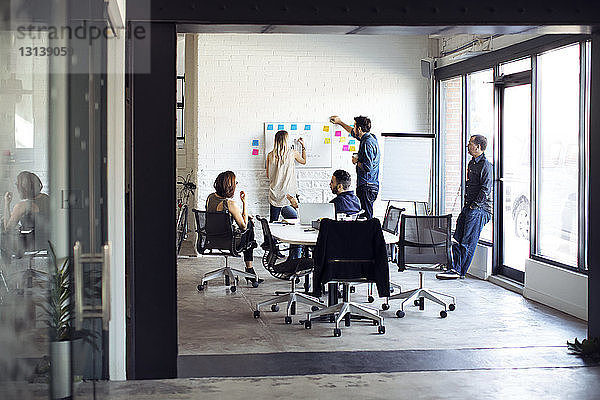 Geschäftsleute planen während der Besprechung im Kreativbüro