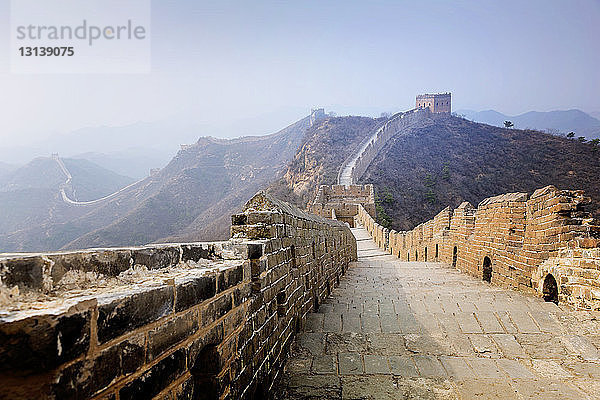 Große Chinesische Mauer auf Bergen gegen den Himmel