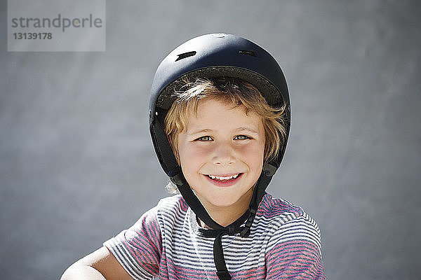 Porträt eines glücklichen Jungen im Skateboard-Park