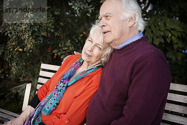 Älteres Ehepaar entspannt auf Parkbank