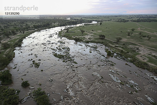 Luftaufnahme des Flusses inmitten der Landschaft im Serengeti-Nationalpark