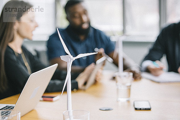 Geschäftsleute diskutieren während des Treffens über Windturbinenmodelle