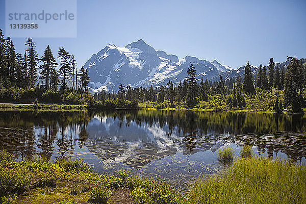 Panoramablick auf den See und die Berge im Winter im North Cascades National Park