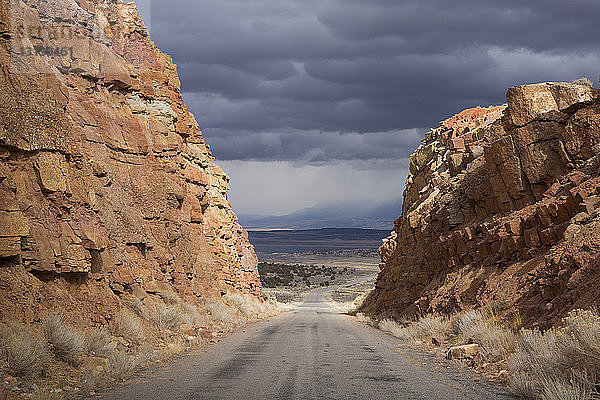 Straße inmitten von Felsformationen gegen stürmische Wolken im Bryce Canyon National Park