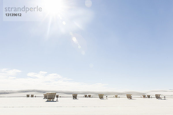 Kapuzenstrandkörbe am White Sands National Monument gegen den Himmel an einem sonnigen Tag