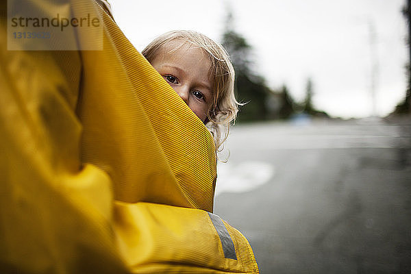 Beschnittenes Bild eines Vaters  der eine Tochter trägt