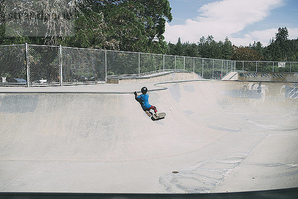 Junge stürzte beim Skateboardfahren im Skateboard-Park