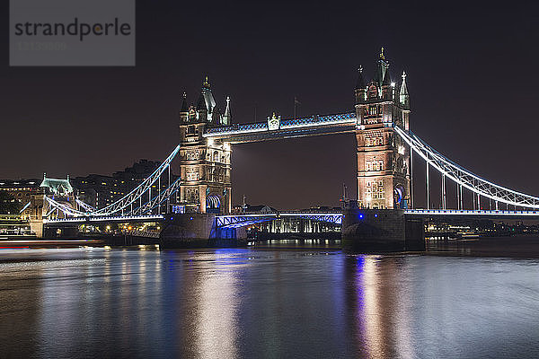 Beleuchtete Tower Bridge bei Nacht gegen den Himmel