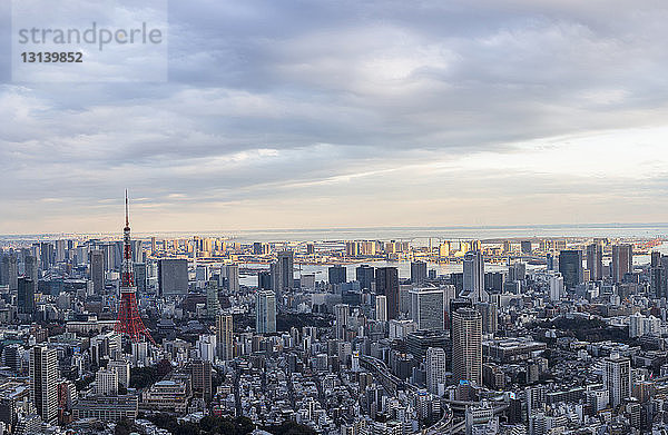 Luftaufnahme des Tokio-Turms inmitten der Stadt bei bewölktem Himmel