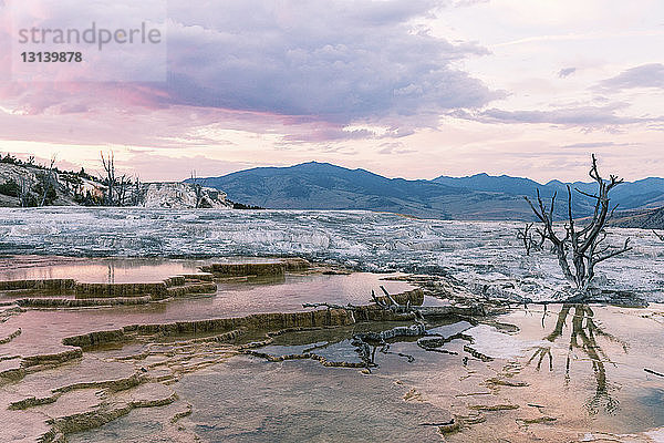 Mammutheiße Quellen im Yellowstone-Nationalpark gegen den Himmel bei Sonnenuntergang