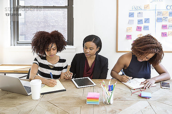 Geschäftsfrauen arbeiten im Sitzungssaal