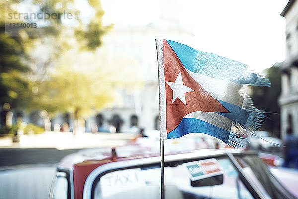 Nahaufnahme der kubanischen Flagge auf Taxi