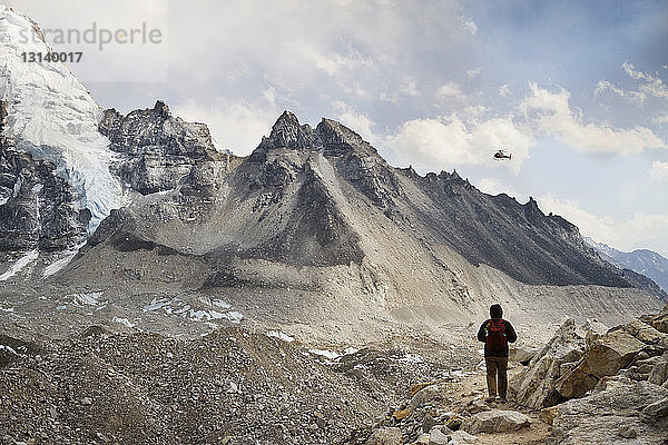 Rückansicht eines Mannes  der im Winter am Mt. Everest steht