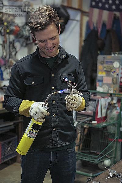 Lötanlage für Arbeiter mit Propanbrenner in der Fabrik