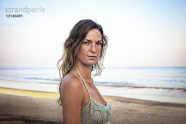 Porträt einer schönen Frau am Strand gegen den Himmel
